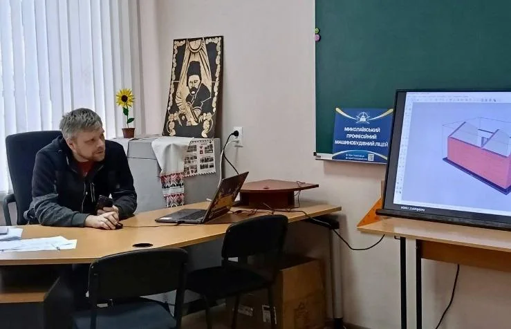 Дмитро демонструє будівельний макет