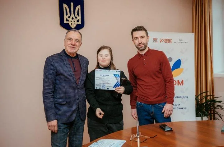 Лія (посередині) на врученні сертифіката