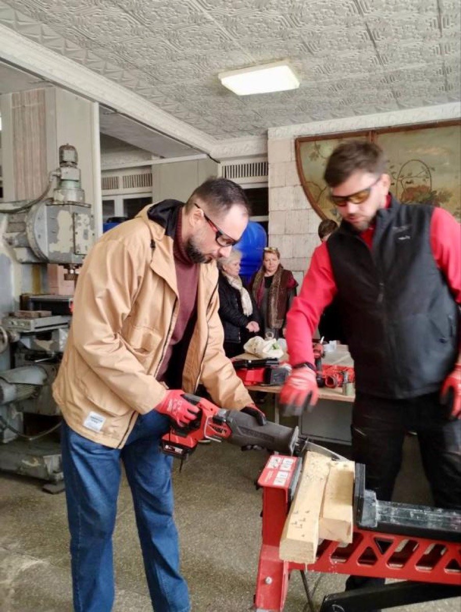 Павло Акімкін працює з будівельним інструментом