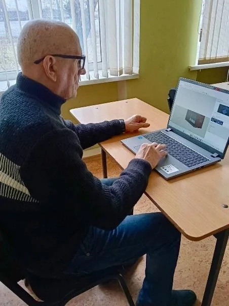 Сіміон вивчає цифрові технології будівельної сфери