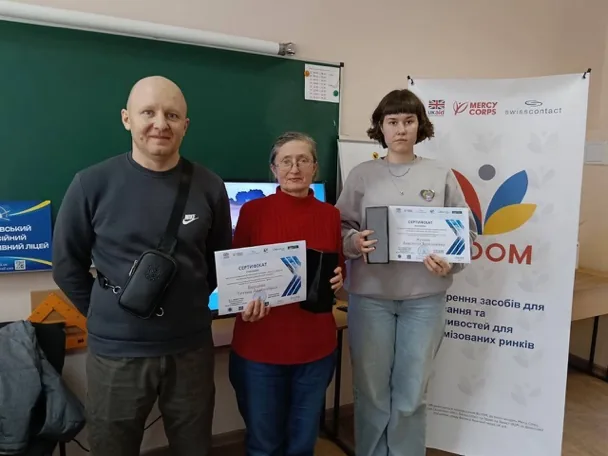 Тетяна (посередині) на врученні сертифіката