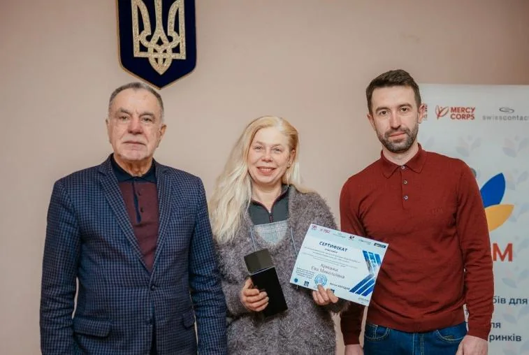 Єва (посередині) на врученні сертифіката
